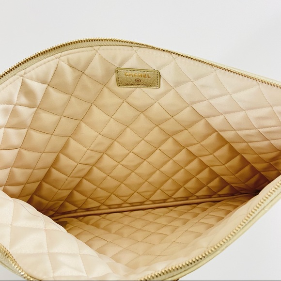 Large Chanel O Case - Picture 6 of 8